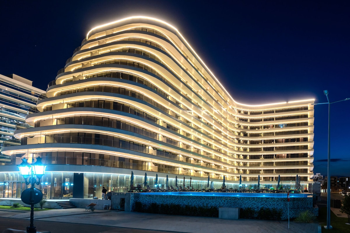 AC-431-Corniche Collection (151 SQM 2BD Corner View) — Apartament — închiriere de vacanță cu vedere la oraș în Aqua Cullinan Resort & SPA, Mamaia Nord, Constanța, România — fotografia principală a proprietății | Aqua Vista Rentals