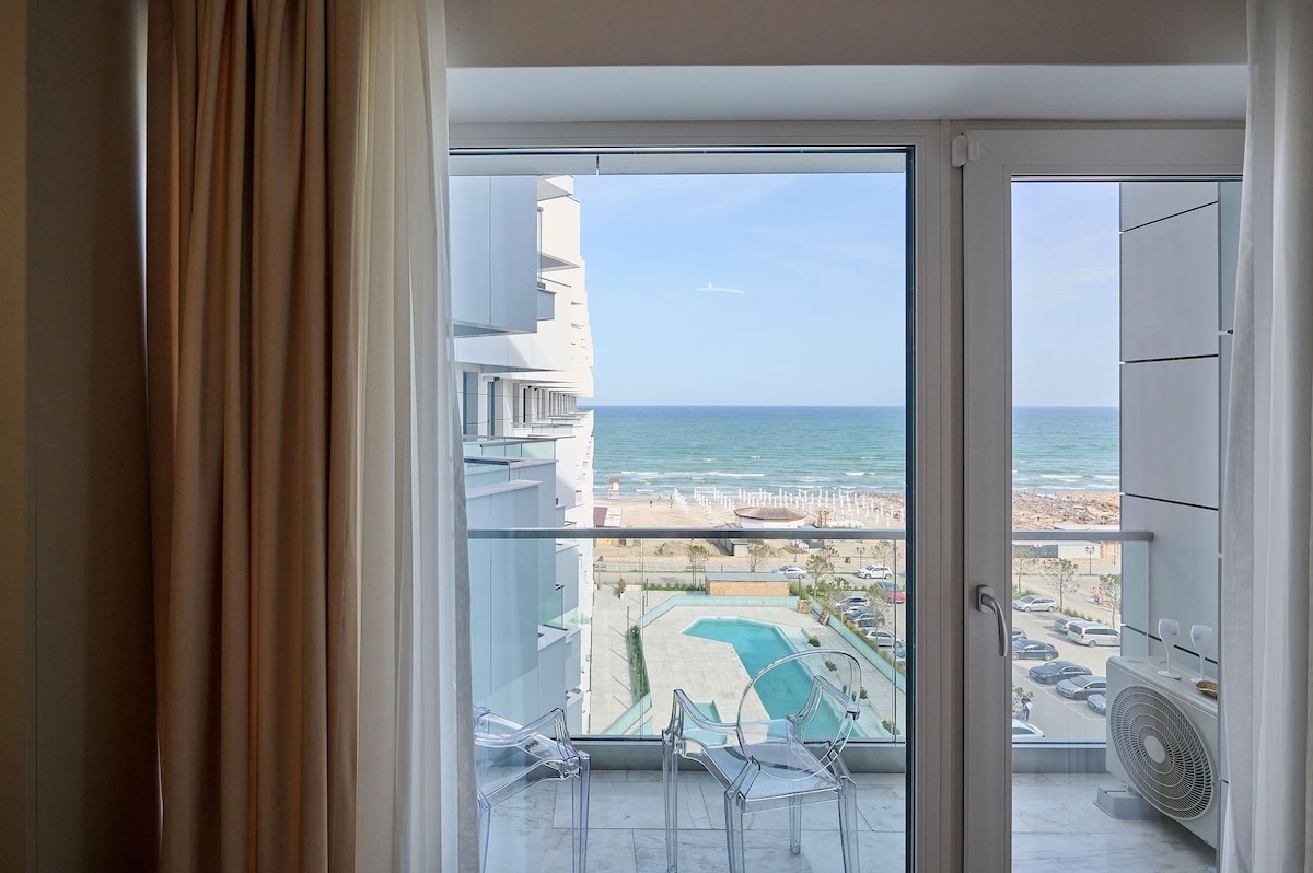 Seaview Luxury Studio in Infinity Beach Resort — Στούντιο — κατάλυμα διακοπών με θέα στη θάλασσα στο Infinity Resort & SPA, Mamaia Nord, Κωνστάντζα, Ρουμανία — κύρια φωτογραφία του καταλύματος | Aqua Vista Rentals
