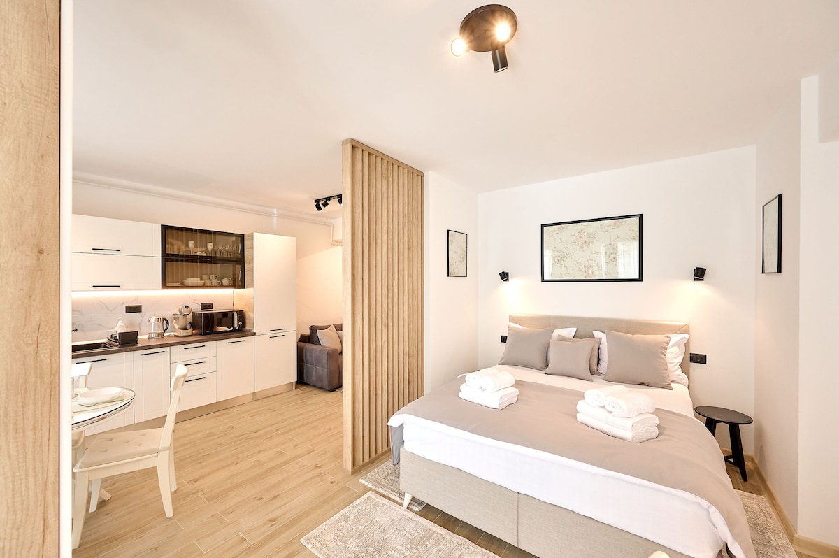 The Point Studio in Infinity Spa&Pools Resort - parking — Στούντιο — κατάλυμα διακοπών στο Infinity Resort & SPA, Mamaia Nord, Κωνστάντζα, Ρουμανία — κύρια φωτογραφία του καταλύματος | Aqua Vista Rentals