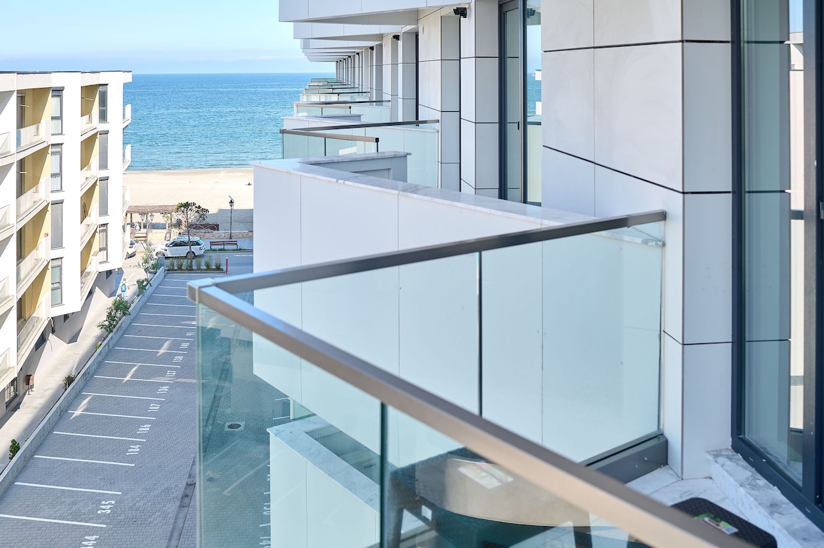 Retro Apartment in Infinity Beach Resort — Διαμέρισμα — κατάλυμα διακοπών με θέα στη θάλασσα στο Infinity Resort & SPA, Mamaia Nord, Κωνστάντζα, Ρουμανία — κύρια φωτογραφία του καταλύματος | Aqua Vista Rentals