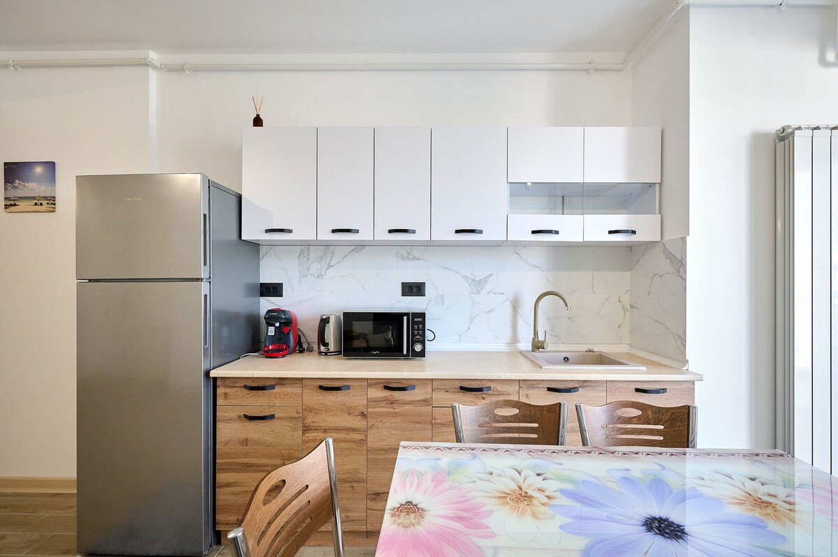 Retro Apartment in Infinity Beach Resort — Διαμέρισμα — κατάλυμα διακοπών με θέα στη θάλασσα στο Infinity Resort & SPA, Mamaia Nord, Κωνστάντζα, Ρουμανία — φωτογραφία 3 του καταλύματος | Aqua Vista Rentals