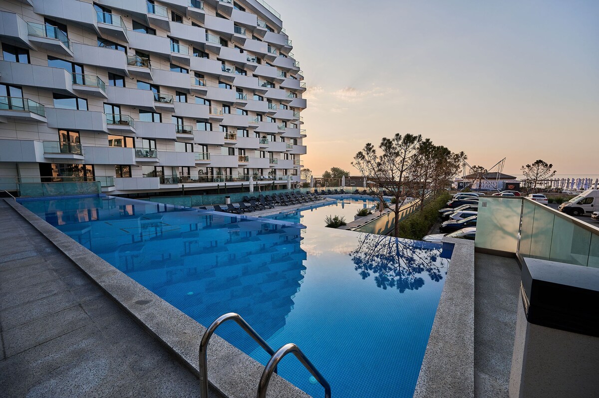 Retro Apartment in Infinity Beach Resort — Διαμέρισμα — κατάλυμα διακοπών με θέα στη θάλασσα στο Infinity Resort & SPA, Mamaia Nord, Κωνστάντζα, Ρουμανία — φωτογραφία 4 του καταλύματος | Aqua Vista Rentals