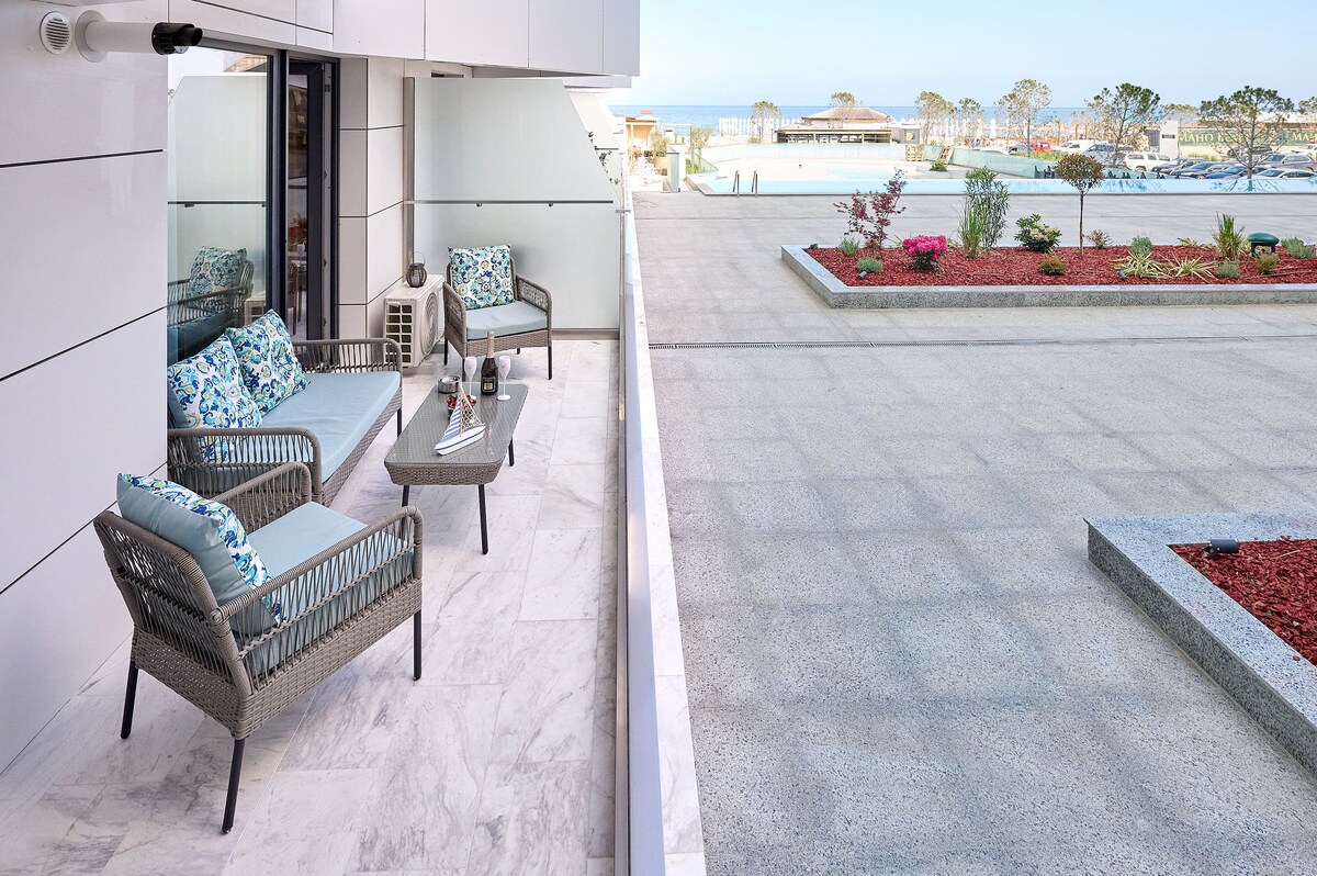 JAD Apartment in Infinity Beach Resort - parking — Διαμέρισμα — κατάλυμα διακοπών με θέα στη θάλασσα στο Infinity Resort & SPA, Mamaia Nord, Κωνστάντζα, Ρουμανία — κύρια φωτογραφία του καταλύματος | Aqua Vista Rentals