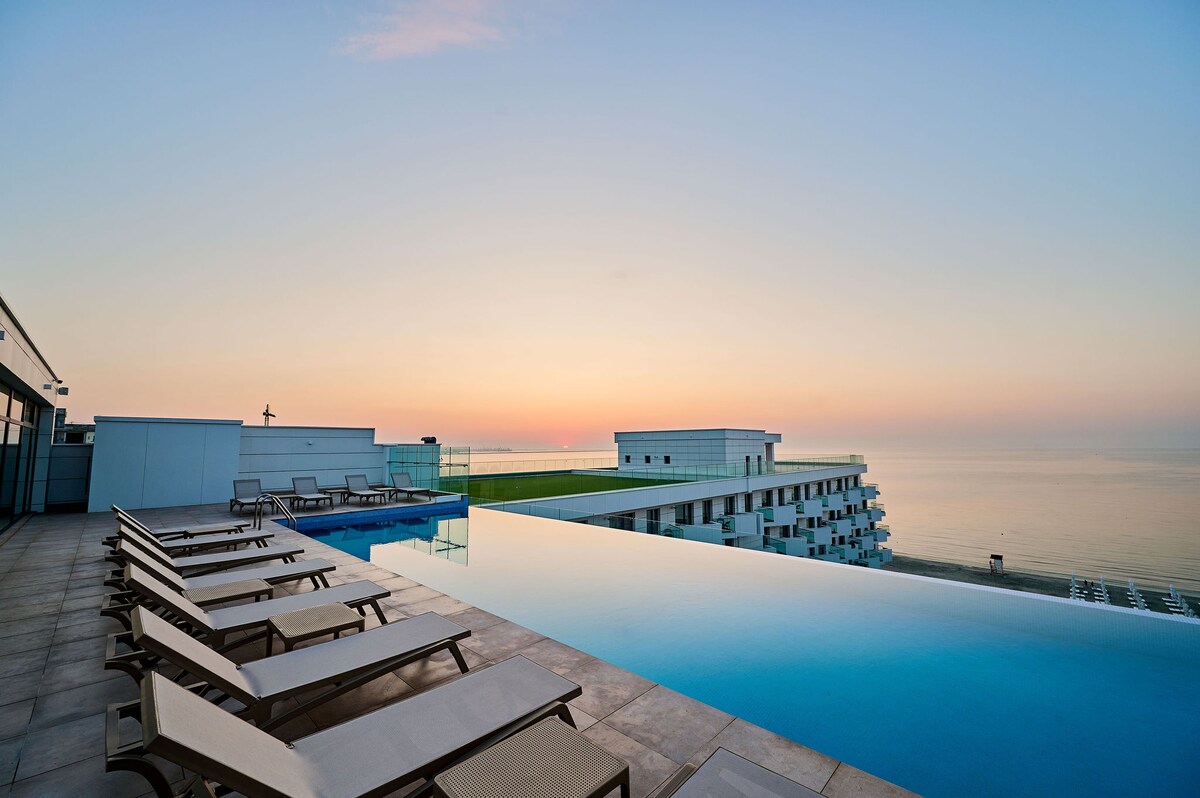 Wave n’ Sea Apartment in Infinity Beach Resort - parking — Διαμέρισμα — κατάλυμα διακοπών με θέα στη θάλασσα στο Infinity Resort & SPA, Mamaia Nord, Κωνστάντζα, Ρουμανία — κύρια φωτογραφία του καταλύματος | Aqua Vista Rentals