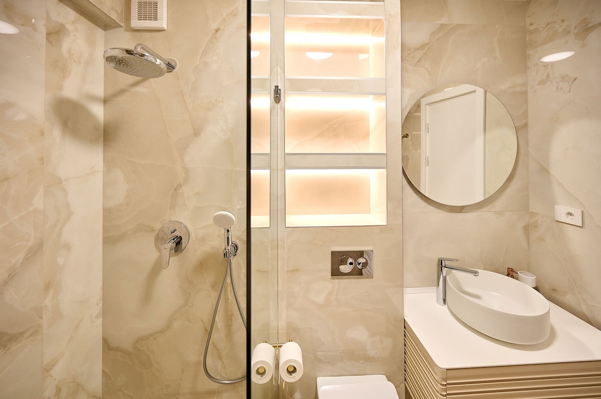 Wave n’ Sea Apartment in Infinity Beach Resort - parking — Διαμέρισμα — κατάλυμα διακοπών με θέα στη θάλασσα στο Infinity Resort & SPA, Mamaia Nord, Κωνστάντζα, Ρουμανία — φωτογραφία 8 του καταλύματος | Aqua Vista Rentals