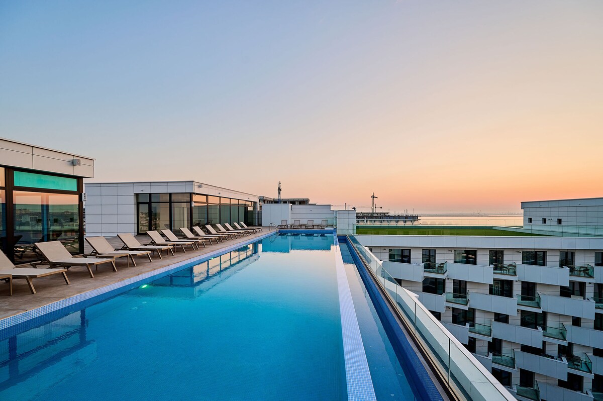 Beach Bliss Apartment in Infinity Beach Resort parking — Διαμέρισμα — κατάλυμα διακοπών στο Infinity Resort & SPA, Mamaia Nord, Κωνστάντζα, Ρουμανία — φωτογραφία 2 του καταλύματος | Aqua Vista Rentals