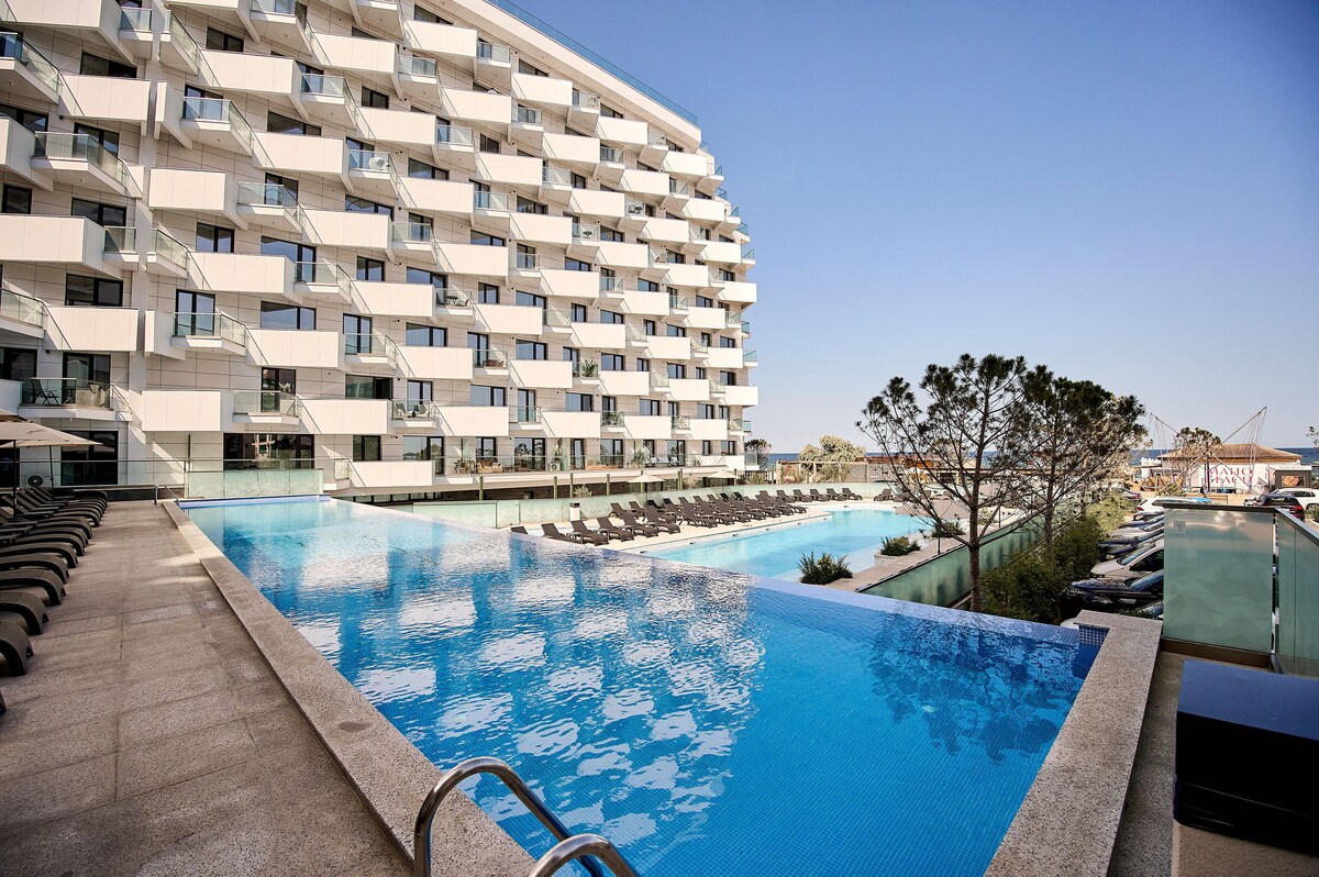 Smarald Sea View Apartment in Infinity Beach Resort - parking — Διαμέρισμα — κατάλυμα διακοπών με θέα στη θάλασσα στο Infinity Resort & SPA, Mamaia Nord, Κωνστάντζα, Ρουμανία — φωτογραφία 7 του καταλύματος | Aqua Vista Rentals